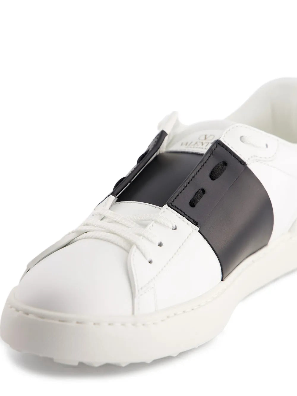 נעל של ולנטינו בצבע לבן ושחור-Valentino CALFSKIN OPEN SNEAKER