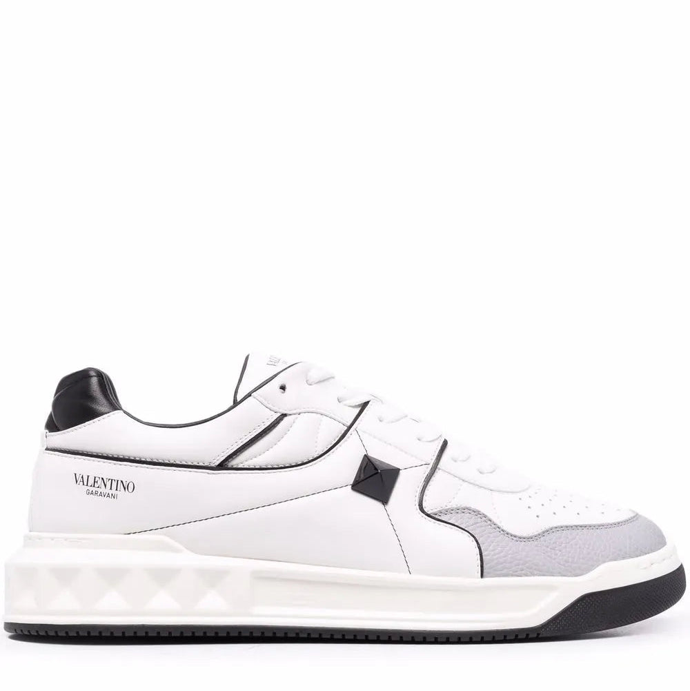 נעל של ולנטינו בצבע לבן ואפור – Valentino ONE STUD LOW TOP