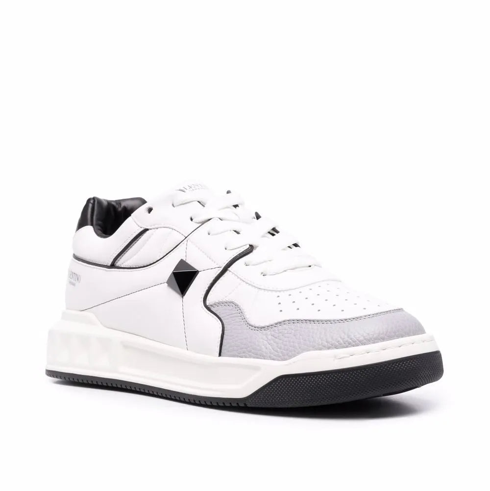 נעל של ולנטינו בצבע לבן ואפור – Valentino ONE STUD LOW TOP