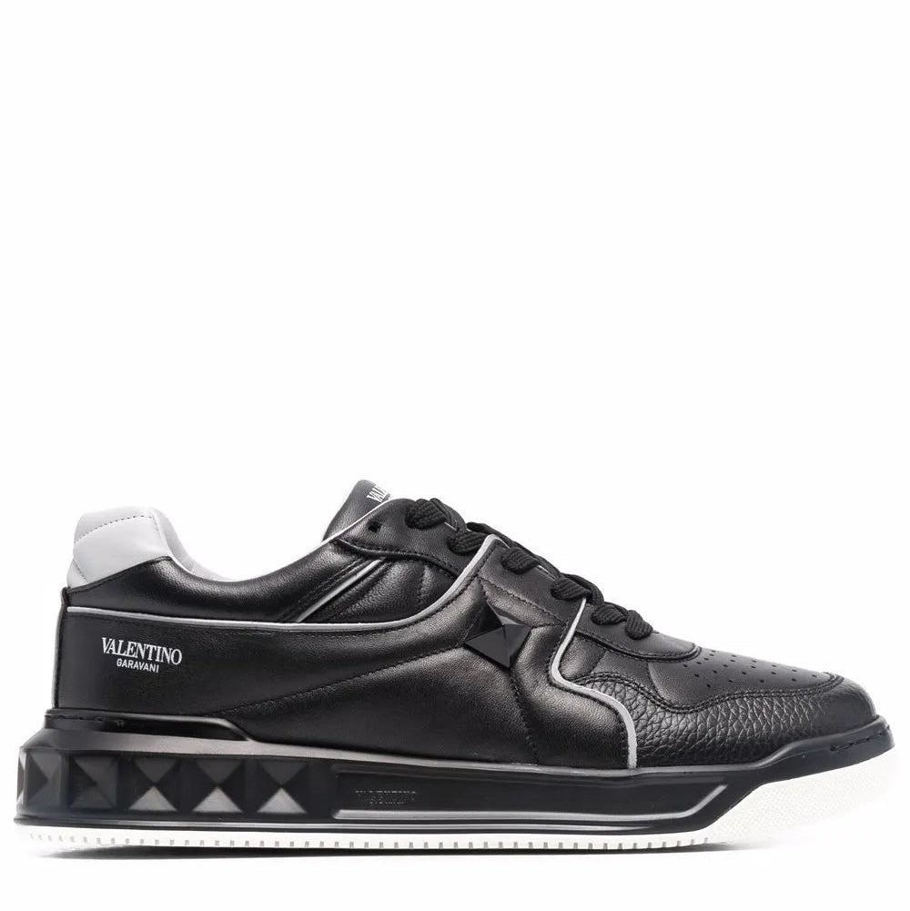 נעל של ולנטינו בצבע שחור – Valentino ONE STUD LOW TOP