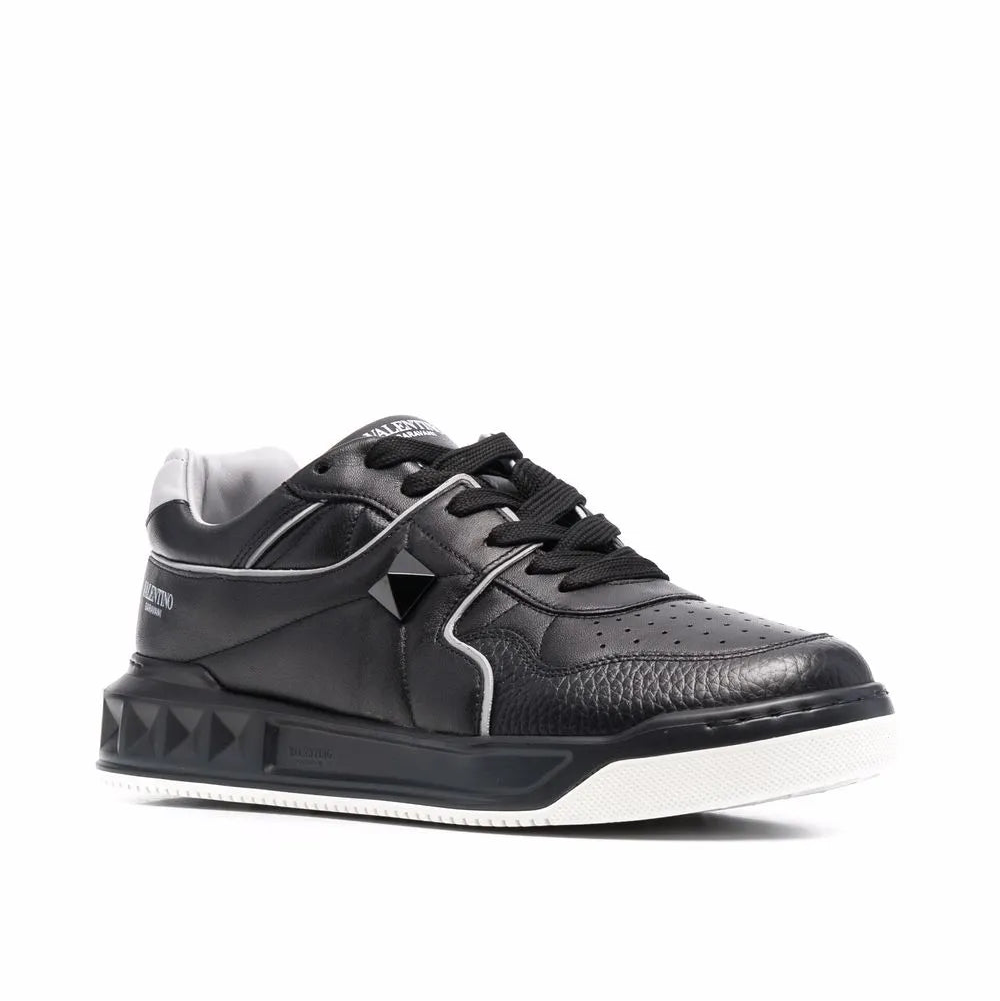 נעל של ולנטינו בצבע שחור – Valentino ONE STUD LOW TOP