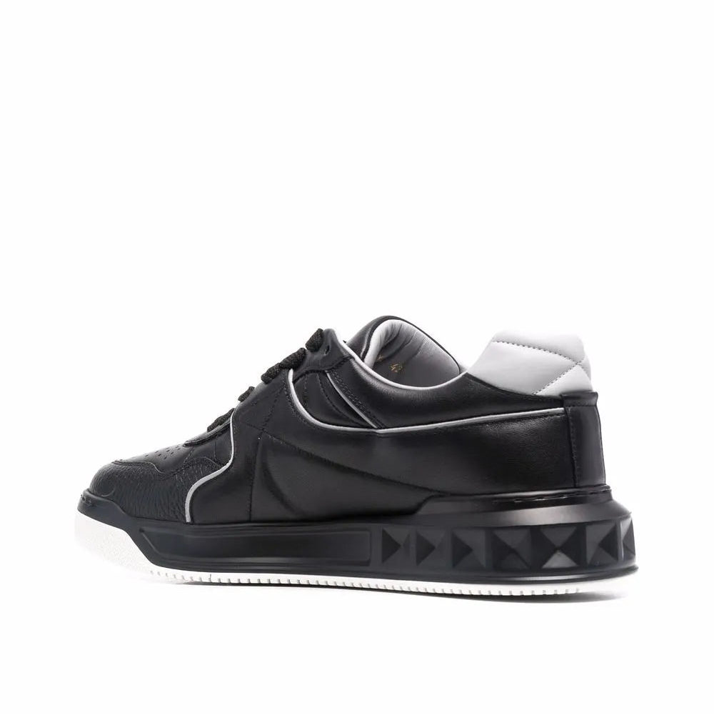 נעל של ולנטינו בצבע שחור – Valentino ONE STUD LOW TOP