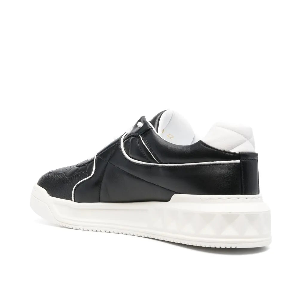 נעל של ולנטינו בצבע שחור ולבן – Valentino ONE STUD LOW TOP