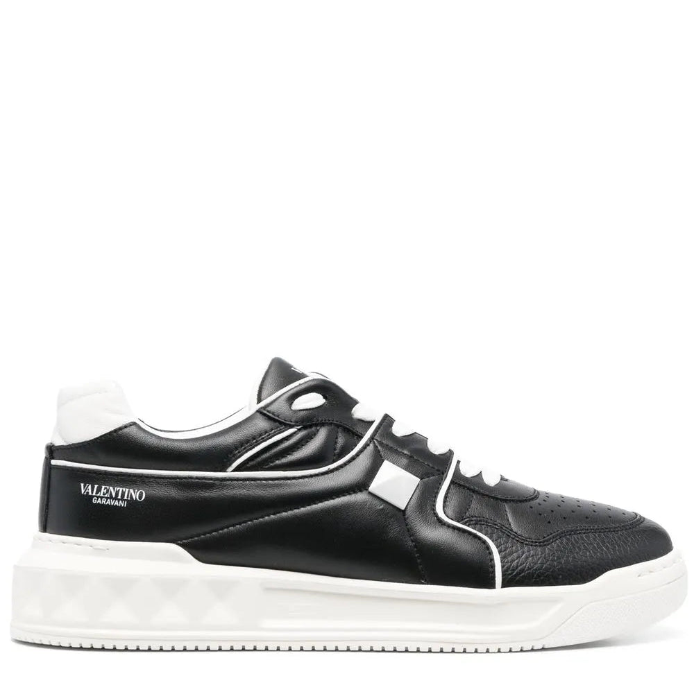 נעל של ולנטינו בצבע שחור ולבן – Valentino ONE STUD LOW TOP