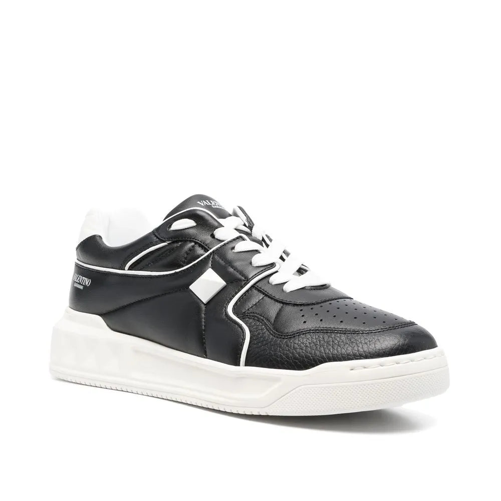 נעל של ולנטינו בצבע שחור ולבן – Valentino ONE STUD LOW TOP