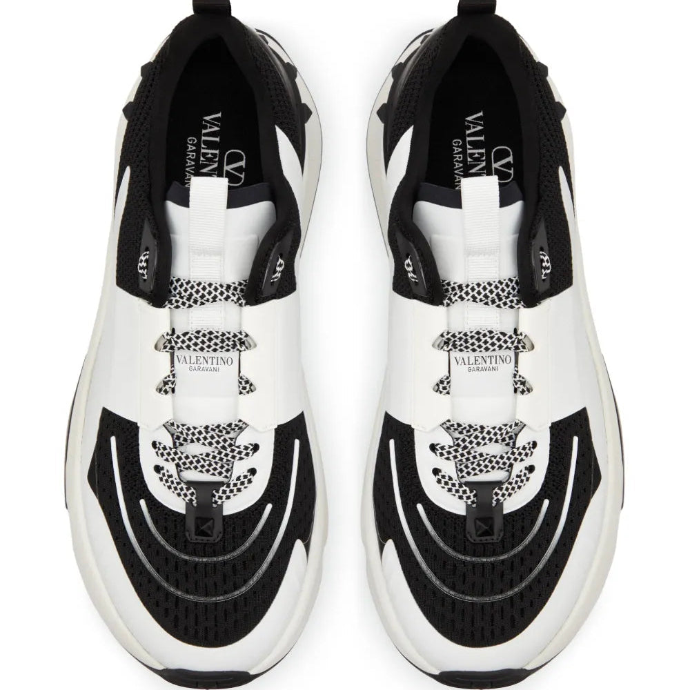 נעל של ולנטינו בצבע שחור לבן – Valentino TRUE ACT LOW TOP