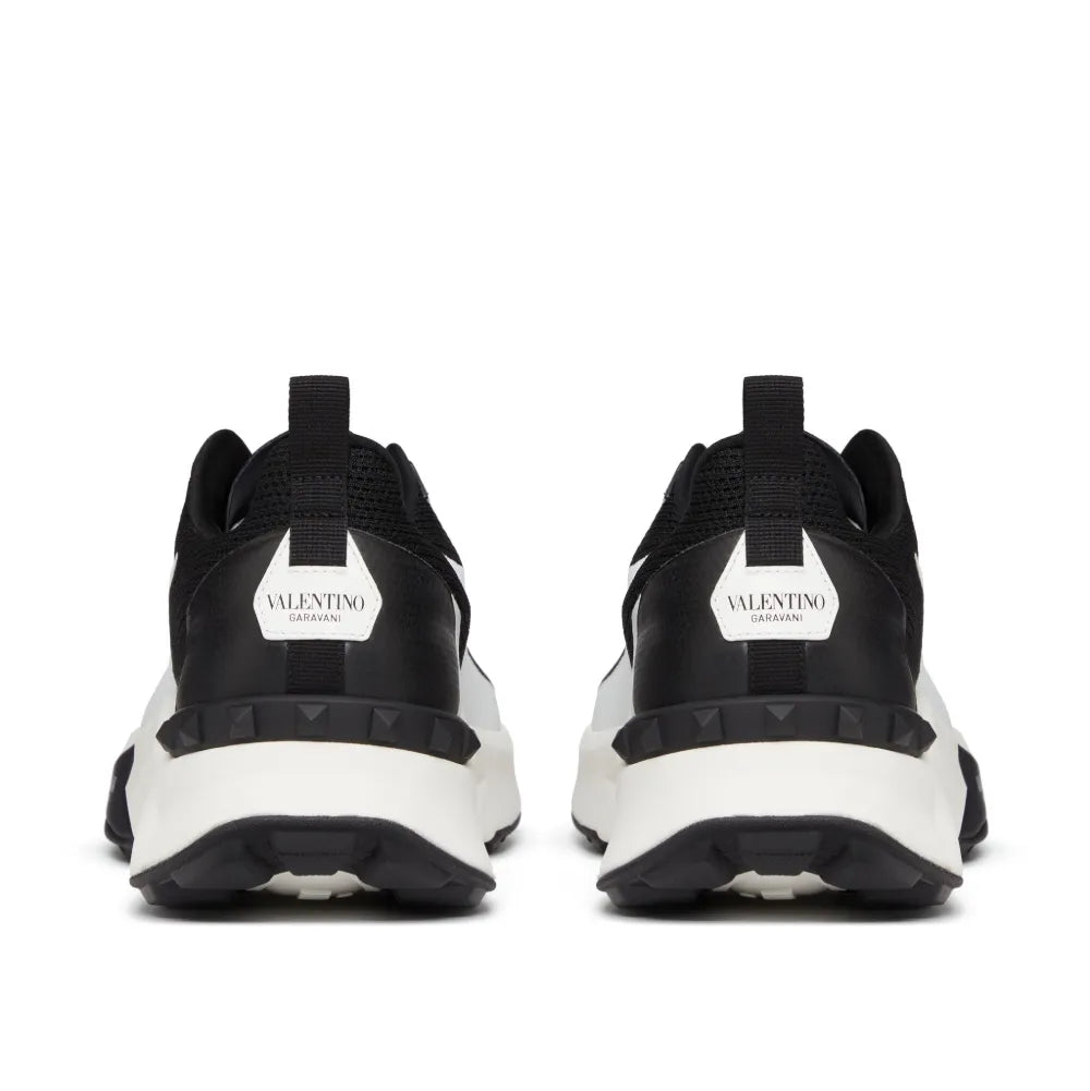 נעל של ולנטינו בצבע שחור לבן – Valentino TRUE ACT LOW TOP