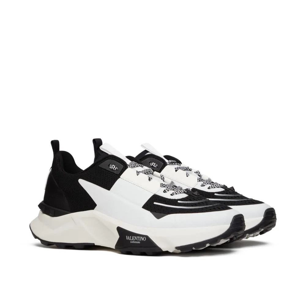 נעל של ולנטינו בצבע שחור לבן – Valentino TRUE ACT LOW TOP