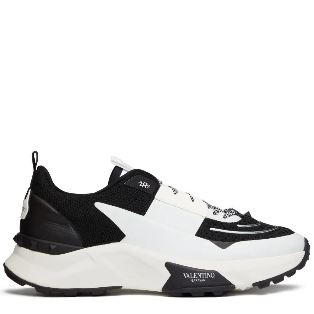 נעל של ולנטינו בצבע שחור לבן – Valentino TRUE ACT LOW TOP