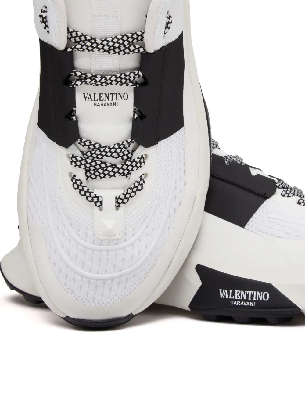 נעל של ולנטינו בצבע לבן – Valentino TRUE ACT LOW TOP
