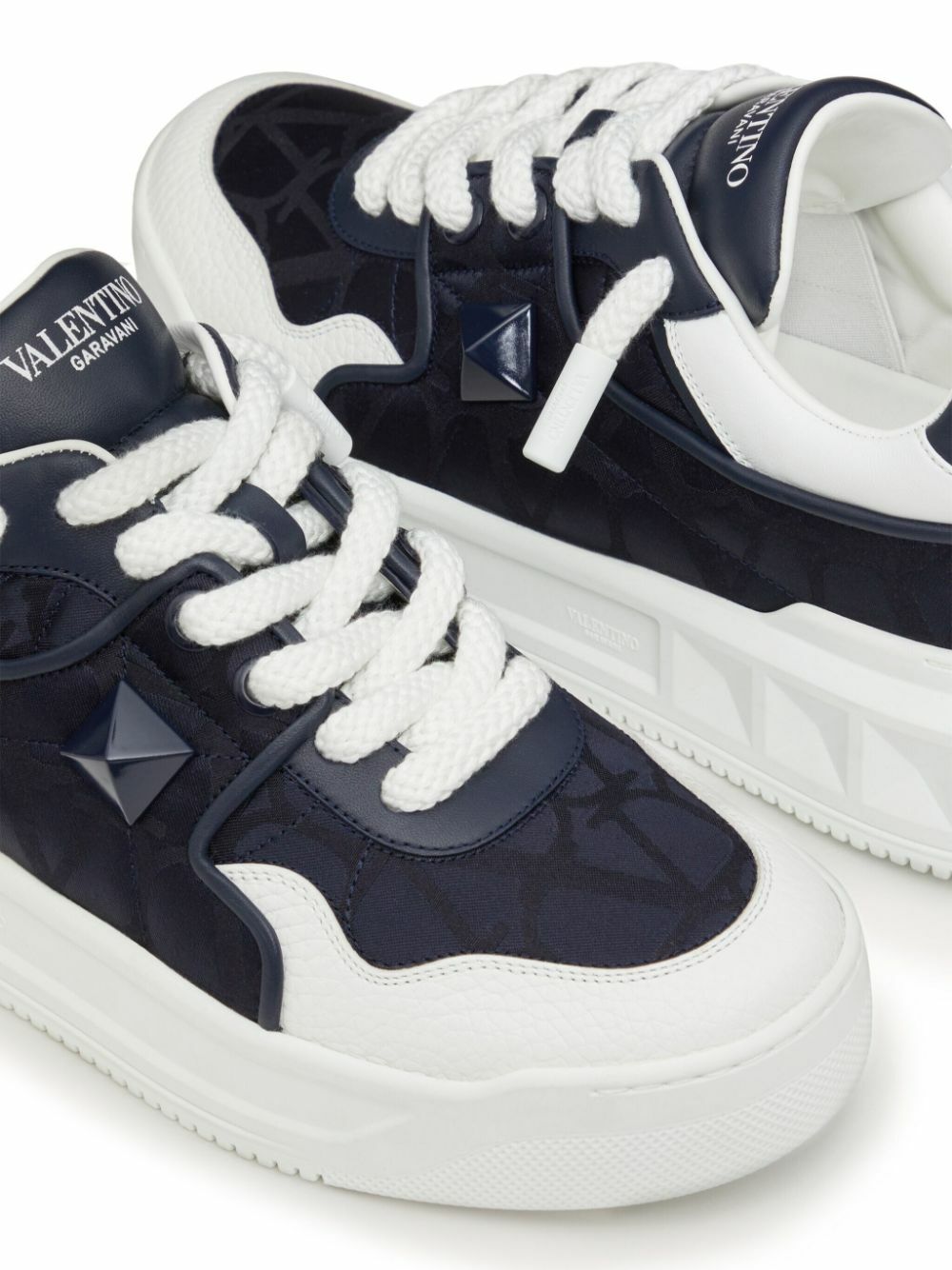 נעל של ולנטינו צבע כחול – Valentino ONE STUD XL LOW TOP