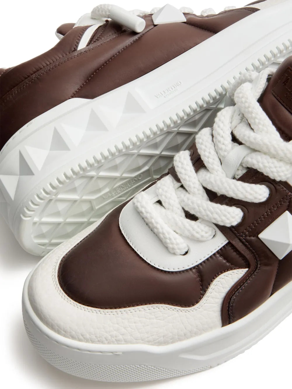 נעל של ולנטינו צבע חום – Valentino ONE STUD XL LOW TOP