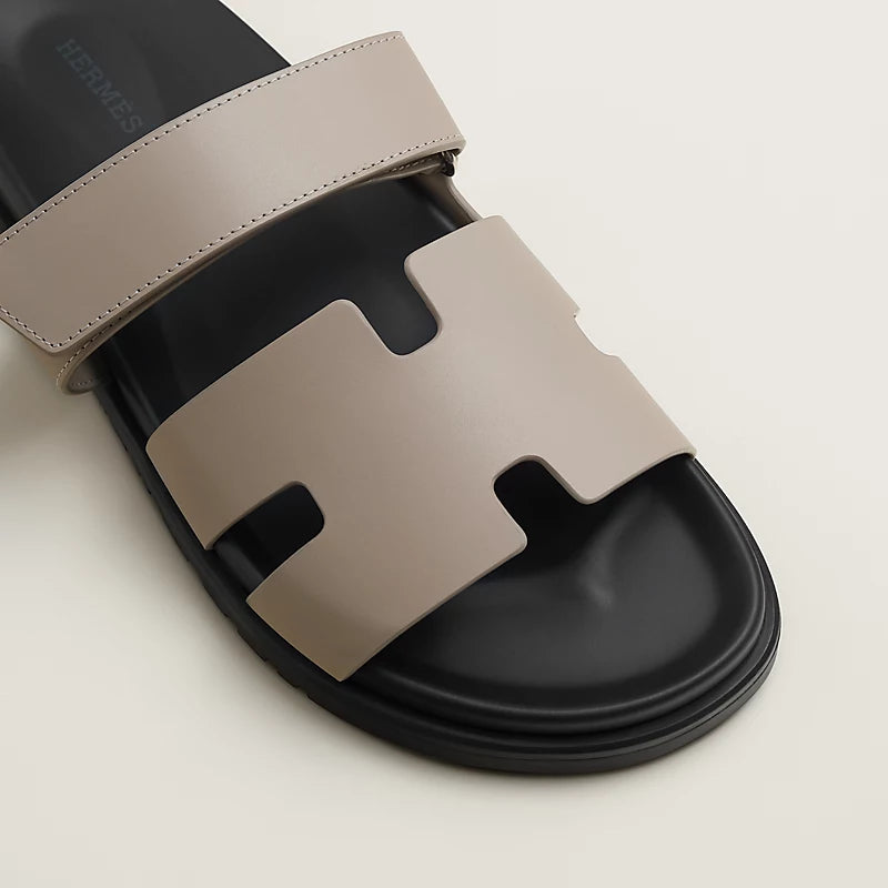 'כפכף הרמס לגבר צבע שחור בז – Hermes Chypre Sandal