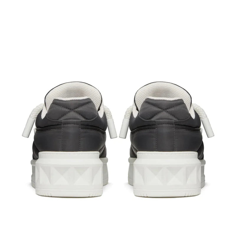 נעל של ולנטינו צבע שחור – Valentino ONE STUD XL LOW TOP